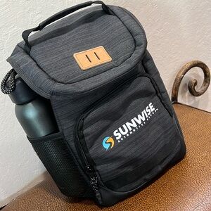 New no tags Leed’s Sunwise Automotive Group travel lunch with beverage carrier!
